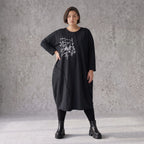 Kleid in OldBlack aus weichem French Terry in Ballonform mit Rundhalsausschnitt Langarm