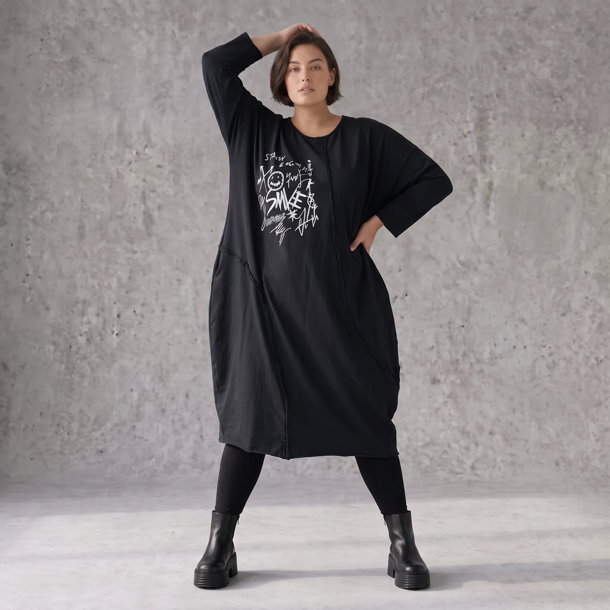 Kleid in OldBlack aus weichem French Terry in Ballonform mit Rundhalsausschnitt Langarm
