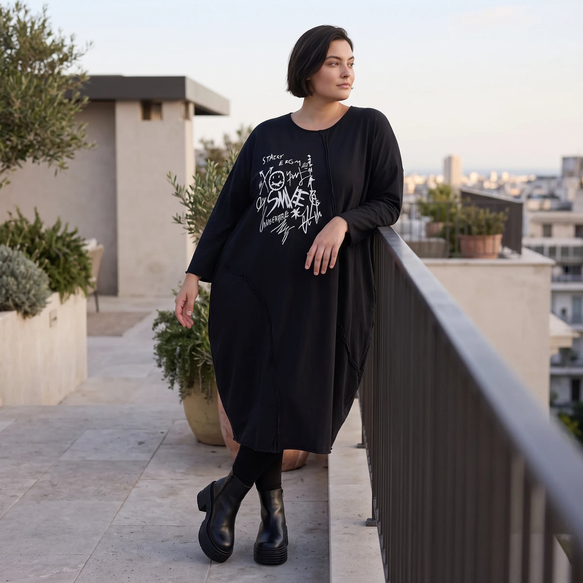 Kleid in OldBlack aus weichem French Terry in Ballonform mit Rundhalsausschnitt Langarm