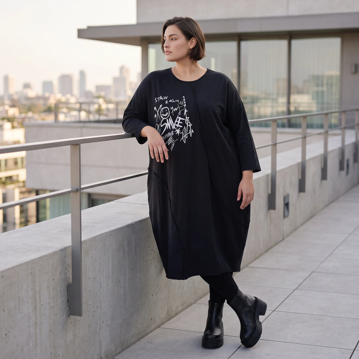 Kleid in OldBlack aus weichem French Terry in Ballonform mit Rundhalsausschnitt Langarm