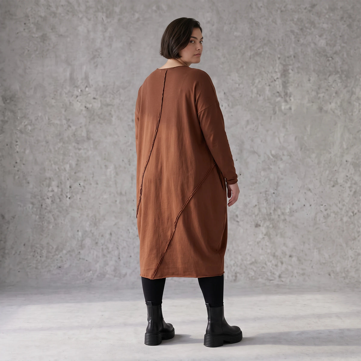 Ballonkleid in OldBrown aus weichem French Terry mit Faltennahtmuster und langen Ärmeln
