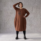 Ballonkleid in OldBrown aus weichem French Terry mit Faltennahtmuster und langen Ärmeln