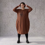 Ballonkleid in OldBrown aus weichem French Terry mit Faltennahtmuster und langen Ärmeln