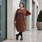 Ballonkleid in OldBrown aus weichem French Terry mit Faltennahtmuster und langen Ärmeln