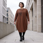 Ballonkleid in OldBrown aus weichem French Terry mit Faltennahtmuster und langen Ärmeln