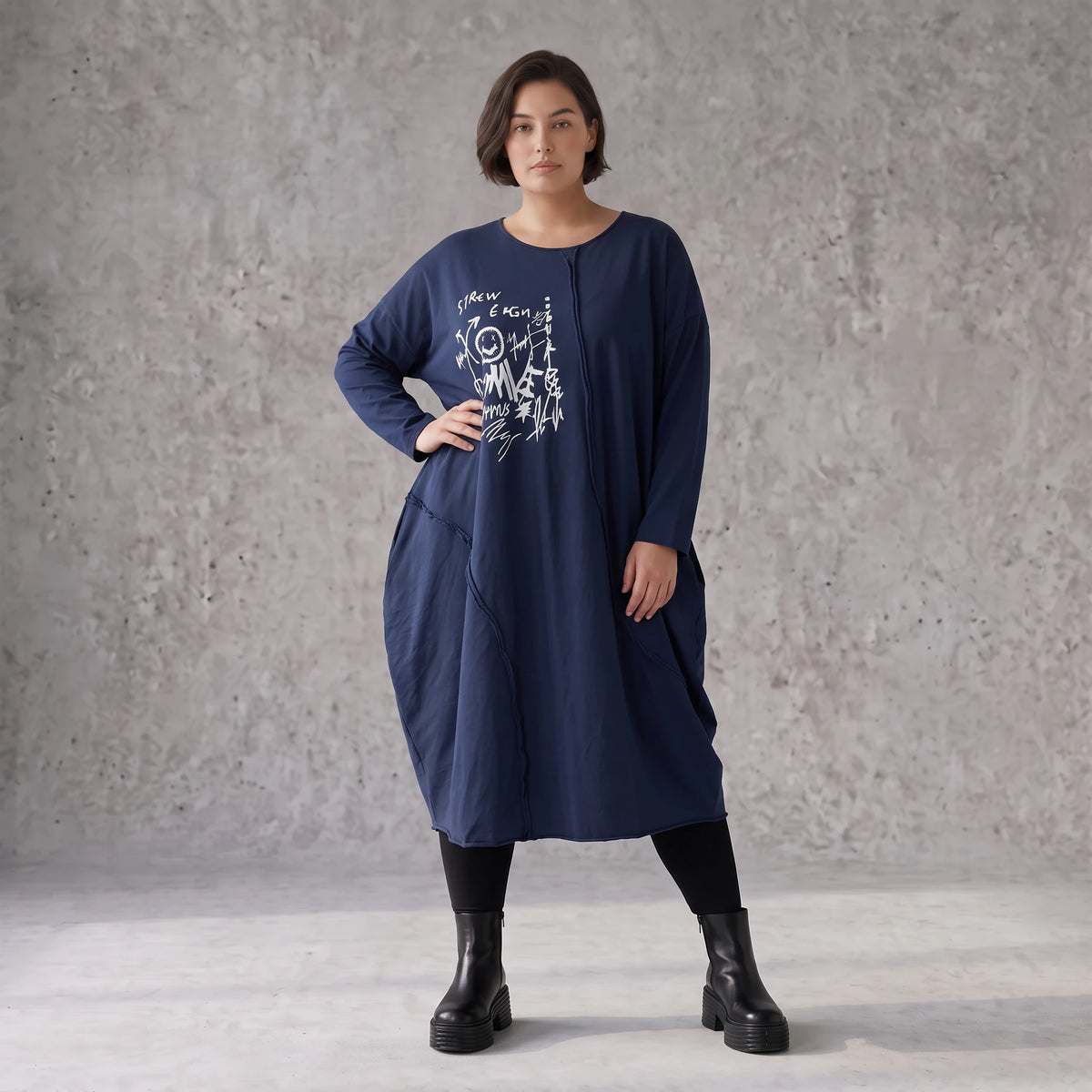 Kleid in verwaschenem Blau aus French Terry mit Ballonform Rundhals und Seitentaschen
