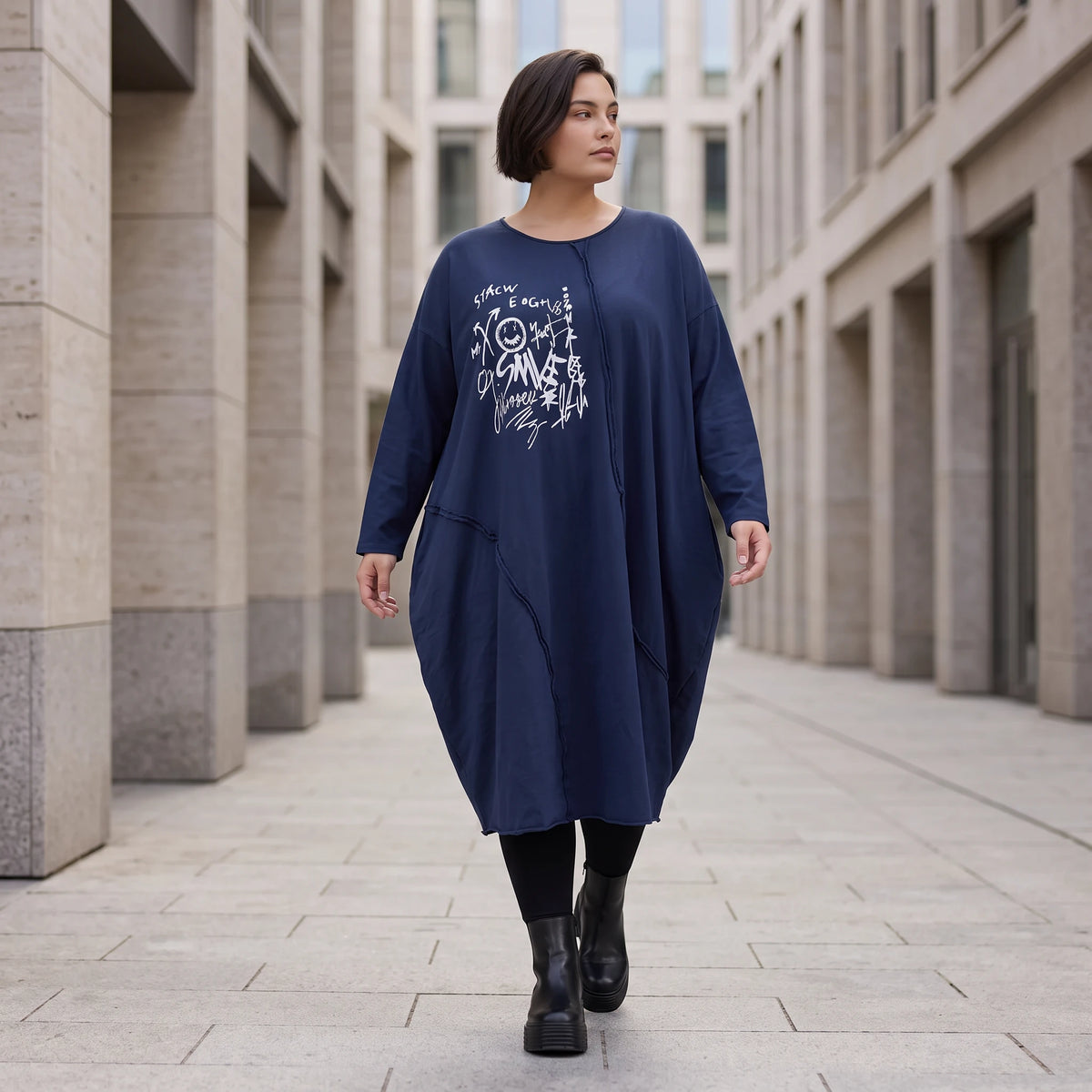 Kleid in verwaschenem Blau aus French Terry mit Ballonform Rundhals und Seitentaschen