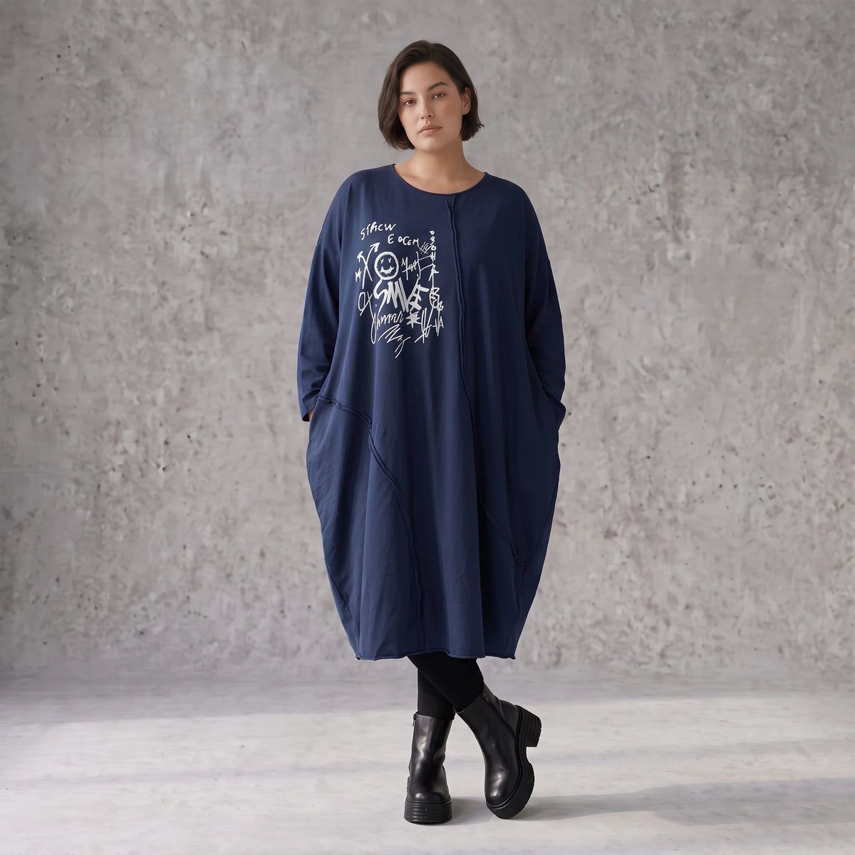 Kleid in verwaschenem Blau aus French Terry mit Ballonform Rundhals und Seitentaschen