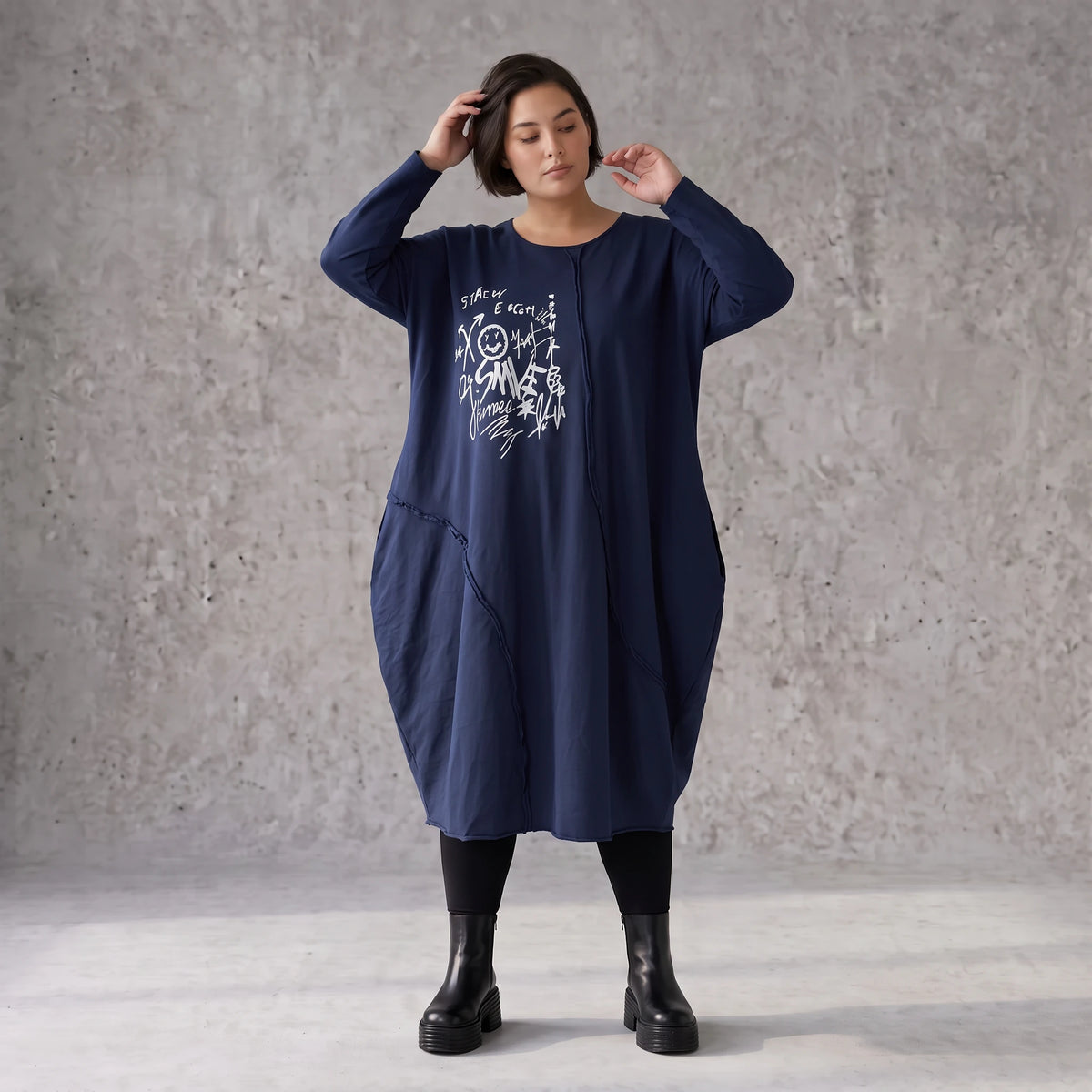 Kleid in verwaschenem Blau aus French Terry mit Ballonform Rundhals und Seitentaschen