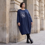 Kleid in verwaschenem Blau aus French Terry mit Ballonform Rundhals und Seitentaschen