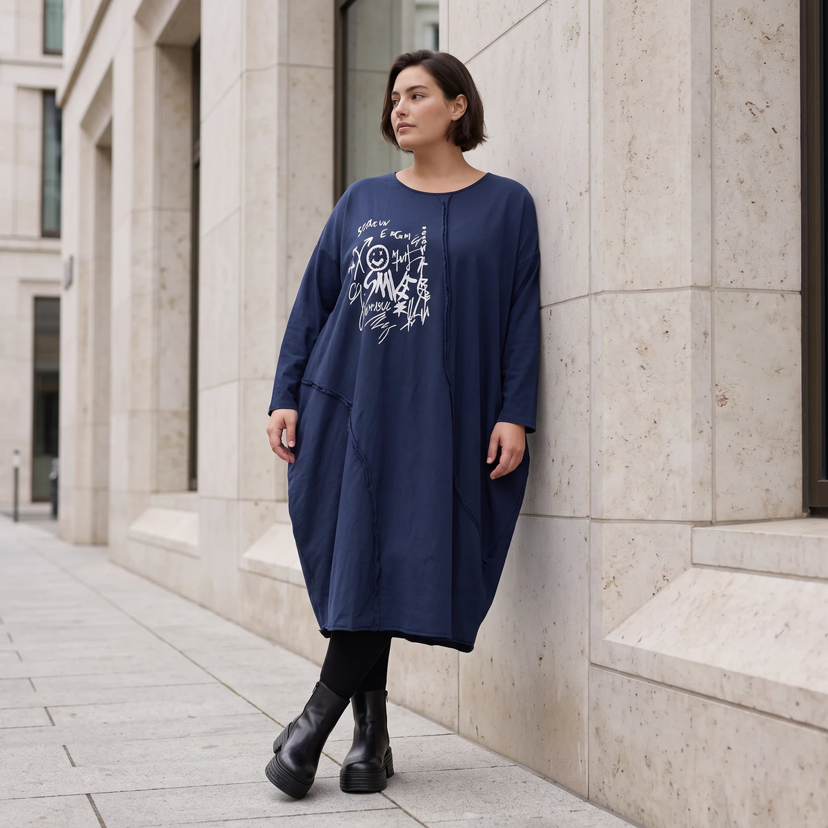 Kleid in verwaschenem Blau aus French Terry mit Ballonform Rundhals und Seitentaschen