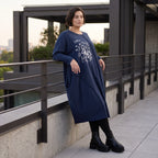Kleid in verwaschenem Blau aus French Terry mit Ballonform Rundhals und Seitentaschen