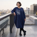 Kleid in verwaschenem Blau aus French Terry mit Ballonform Rundhals und Seitentaschen