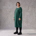 Ballonkleid in OldGreen aus French Terry mit Rundhals und Langarm mit Seitennahttaschen