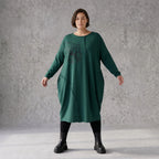 Ballonkleid in OldGreen aus French Terry mit Rundhals und Langarm mit Seitennahttaschen