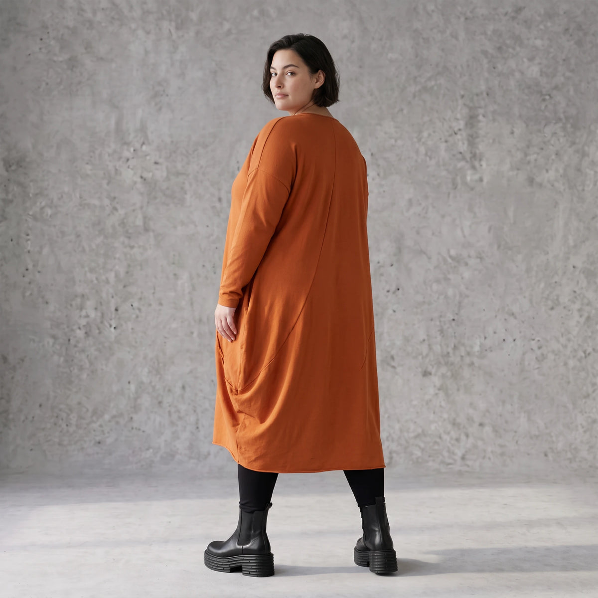 Rostbraunes Ballonkleid aus French Terry mit Stretch und Faltennaht in lässiger Form