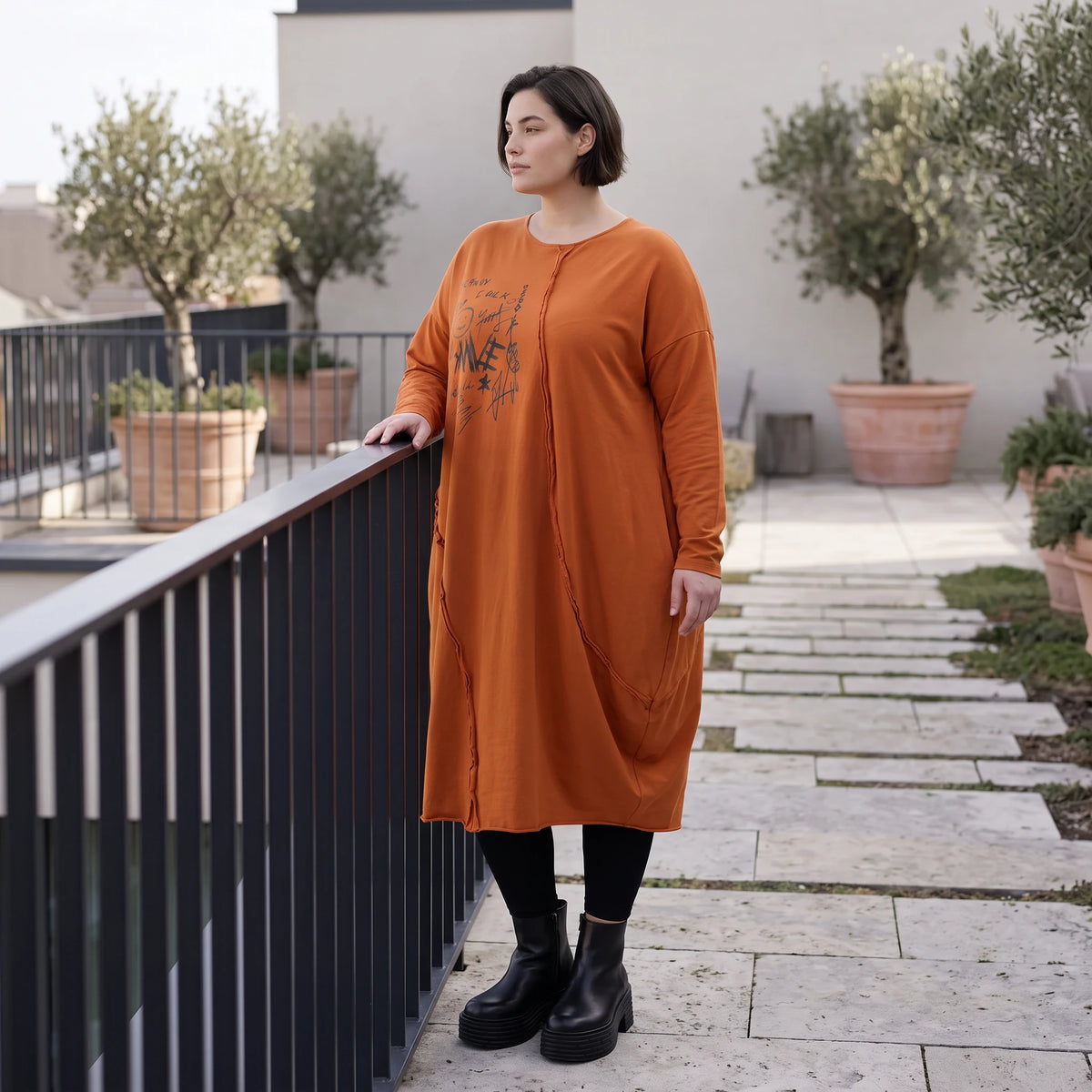 Rostbraunes Ballonkleid aus French Terry mit Stretch und Faltennaht in lässiger Form