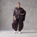 Satinbluse in Schwarz/Violett/Braun mit Hemdkragen Knopfleiste und abstraktem Muster