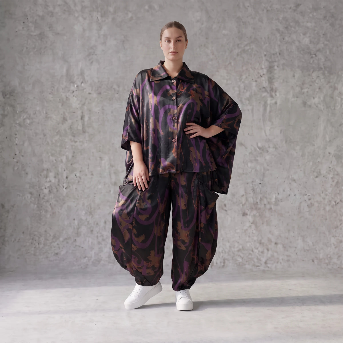 Satinbluse in Schwarz/Violett/Braun mit Hemdkragen Knopfleiste und abstraktem Muster