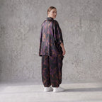 Satinbluse in Schwarz/Violett/Braun mit Hemdkragen Knopfleiste und abstraktem Muster