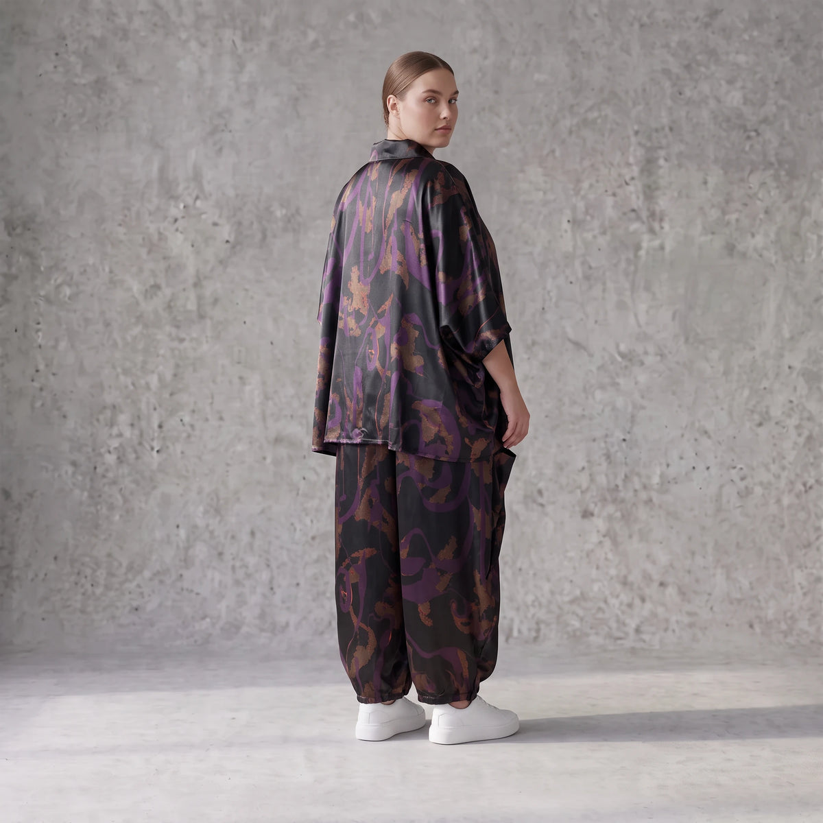 Satinbluse in Schwarz/Violett/Braun mit Hemdkragen Knopfleiste und abstraktem Muster