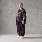 Satinbluse in Schwarz/Violett/Braun mit Hemdkragen Knopfleiste und abstraktem Muster