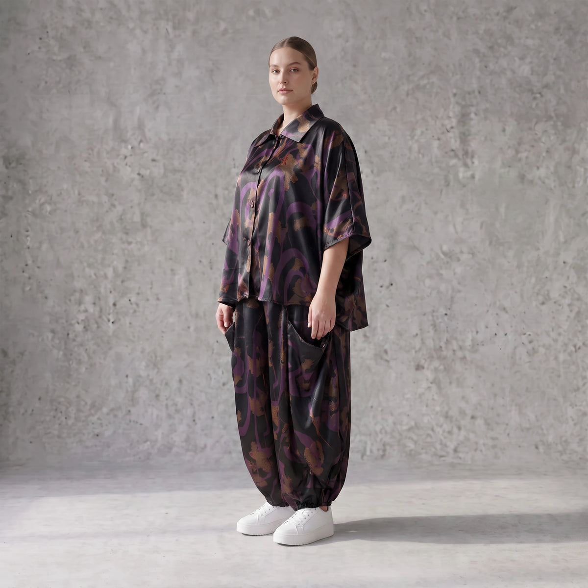 Satinbluse in Schwarz/Violett/Braun mit Hemdkragen Knopfleiste und abstraktem Muster
