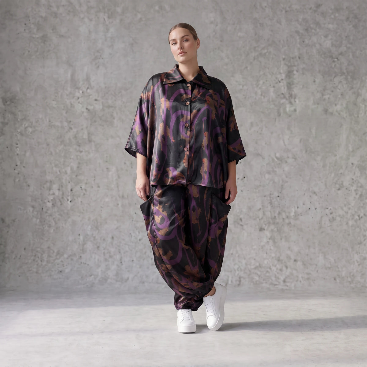 Satinbluse in Schwarz/Violett/Braun mit Hemdkragen Knopfleiste und abstraktem Muster