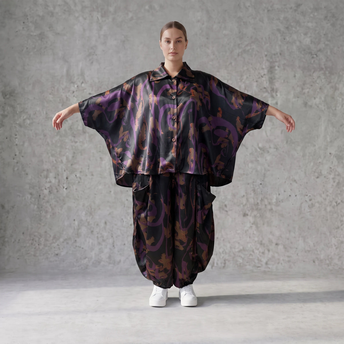 Satinbluse in Schwarz/Violett/Braun mit Hemdkragen Knopfleiste und abstraktem Muster