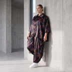 Satinbluse in Schwarz/Violett/Braun mit Hemdkragen Knopfleiste und abstraktem Muster