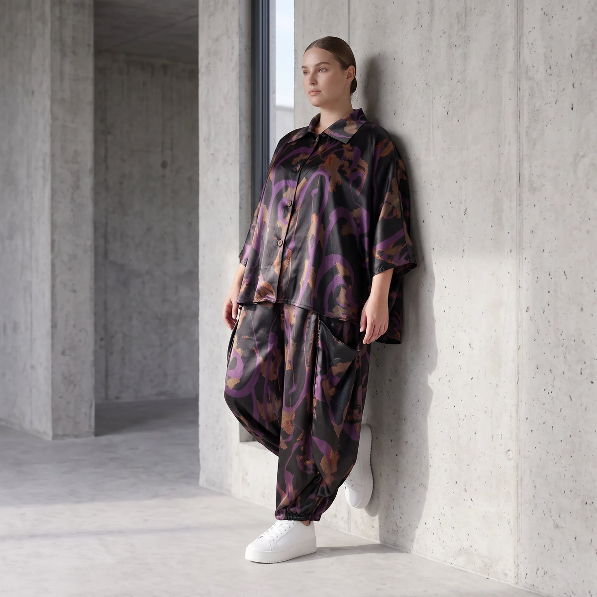 Satinbluse in Schwarz/Violett/Braun mit Hemdkragen Knopfleiste und abstraktem Muster