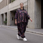 Satinbluse in Schwarz/Violett/Braun mit Hemdkragen Knopfleiste und abstraktem Muster