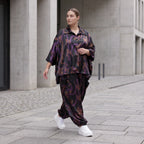 Satinbluse in Schwarz/Violett/Braun mit Hemdkragen Knopfleiste und abstraktem Muster