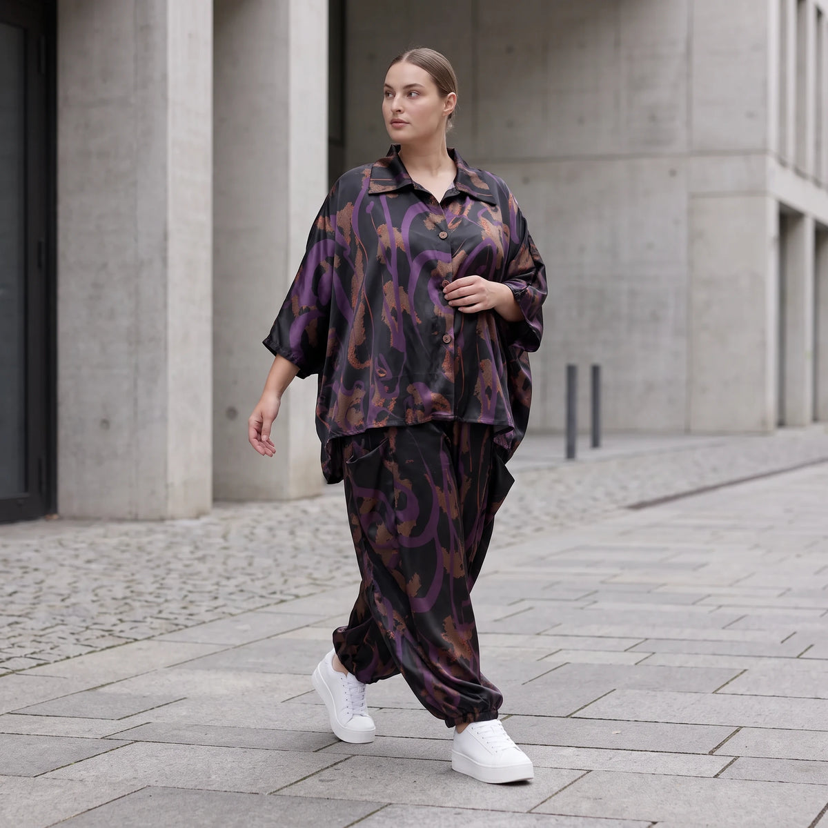 Satinbluse in Schwarz/Violett/Braun mit Hemdkragen Knopfleiste und abstraktem Muster