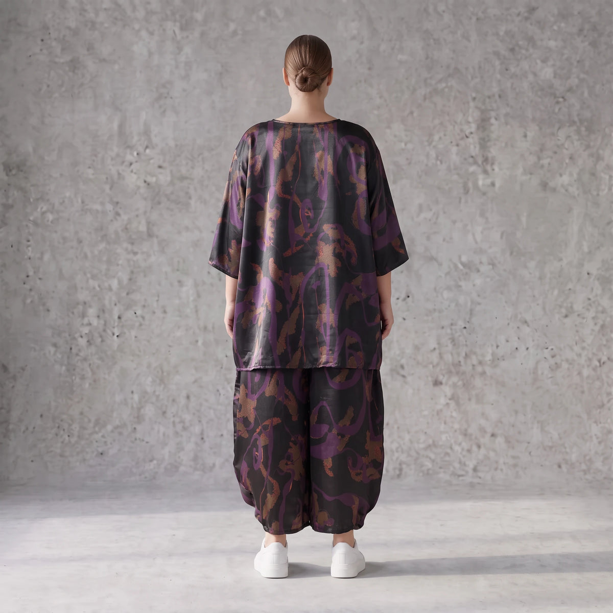 Bigshirt in A-Linie aus Satin mit Schwarz/Violett/Braun Print Rundhals und 7/8-Arm