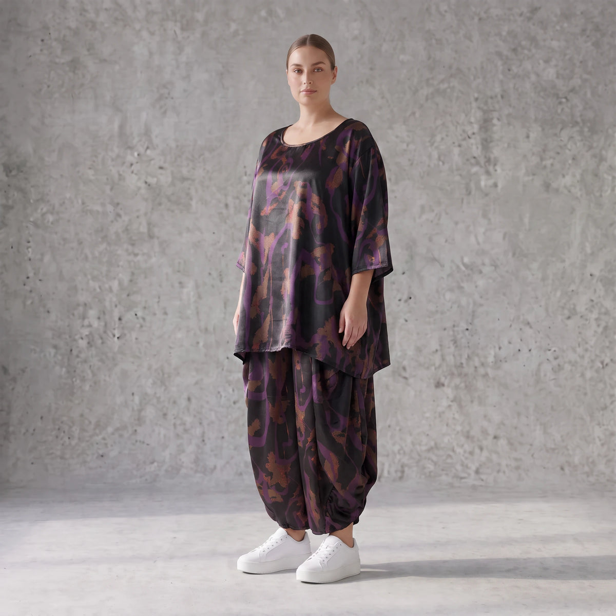 Bigshirt in A-Linie aus Satin mit Schwarz/Violett/Braun Print Rundhals und 7/8-Arm