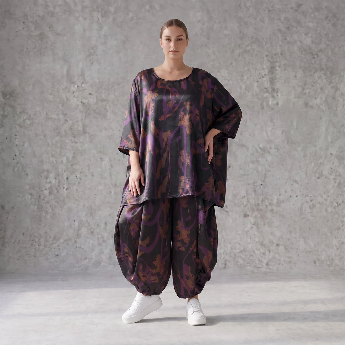 Bigshirt in A-Linie aus Satin mit Schwarz/Violett/Braun Print Rundhals und 7/8-Arm