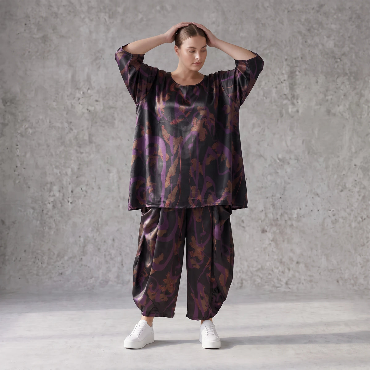 Bigshirt in A-Linie aus Satin mit Schwarz/Violett/Braun Print Rundhals und 7/8-Arm