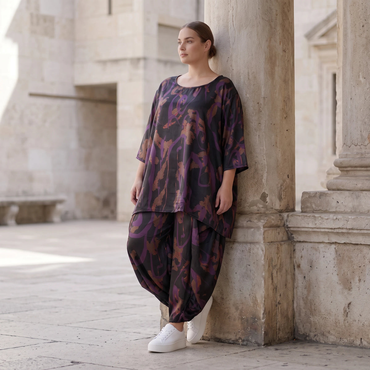 Bigshirt in A-Linie aus Satin mit Schwarz/Violett/Braun Print Rundhals und 7/8-Arm