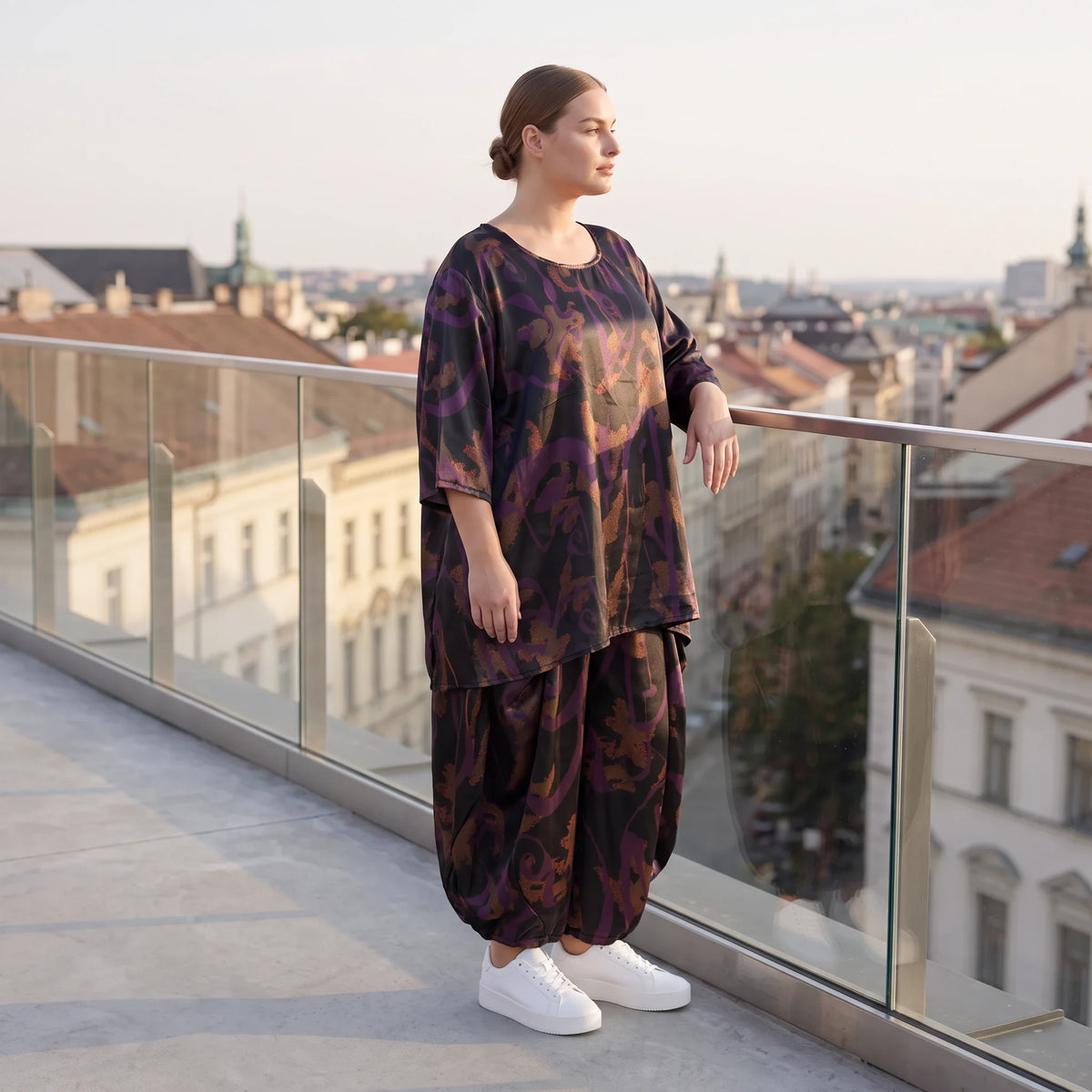 Bigshirt in A-Linie aus Satin mit Schwarz/Violett/Braun Print Rundhals und 7/8-Arm