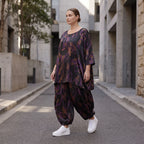 Bigshirt in A-Linie aus Satin mit Schwarz/Violett/Braun Print Rundhals und 7/8-Arm