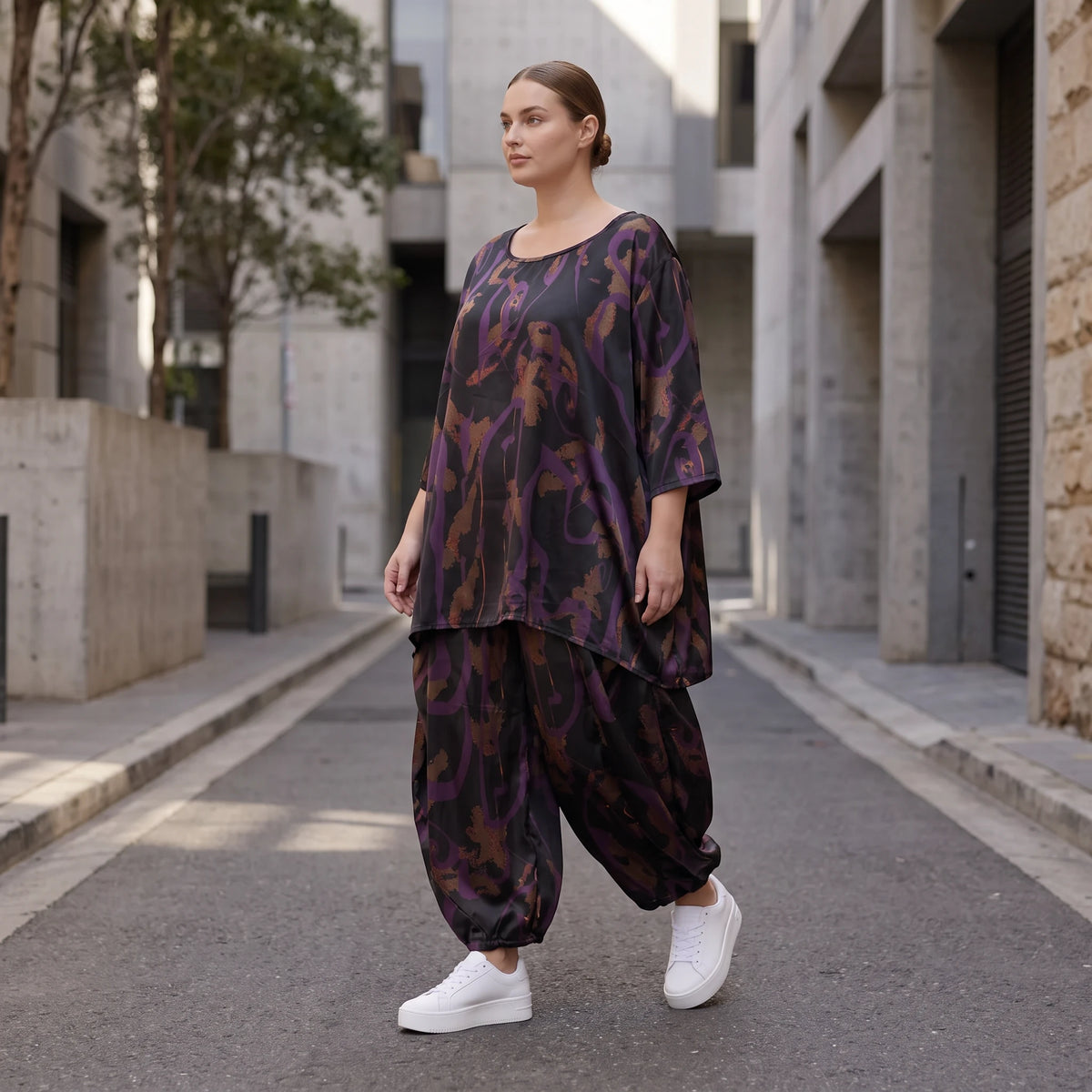 Bigshirt in A-Linie aus Satin mit Schwarz/Violett/Braun Print Rundhals und 7/8-Arm