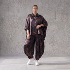 Ballonhose aus Satin in Schwarz/Violett/Braun mit abstraktem Printmuster und Elastikbund