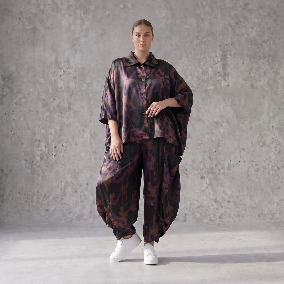Ballonhose aus Satin in Schwarz/Violett/Braun mit abstraktem Printmuster und Elastikbund