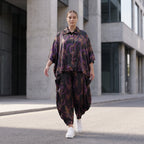 Ballonhose aus Satin in Schwarz/Violett/Braun mit abstraktem Printmuster und Elastikbund