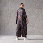 Ballonhose aus Satin in Schwarz/Violett/Braun mit abstraktem Printmuster und Elastikbund