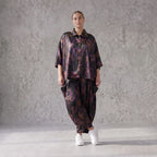 Ballonhose aus Satin in Schwarz/Violett/Braun mit abstraktem Printmuster und Elastikbund
