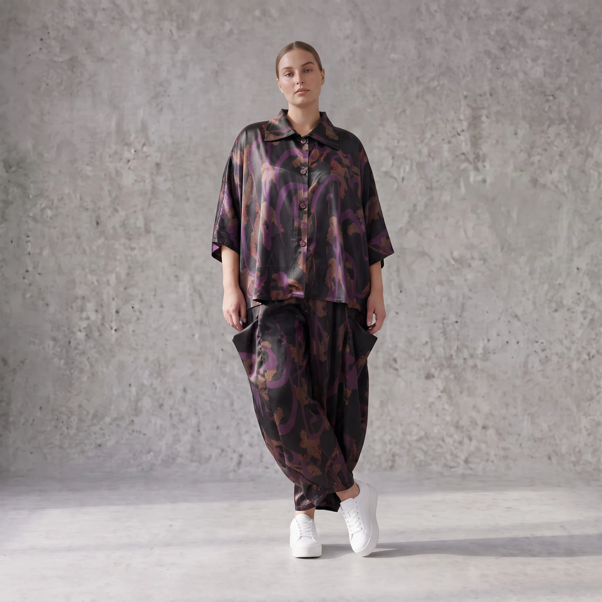 Ballonhose aus Satin in Schwarz/Violett/Braun mit abstraktem Printmuster und Elastikbund