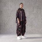 Ballonhose aus Satin in Schwarz/Violett/Braun mit abstraktem Printmuster und Elastikbund
