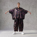 Ballonhose aus Satin in Schwarz/Violett/Braun mit abstraktem Printmuster und Elastikbund